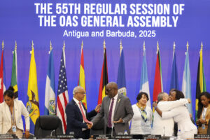 El secretario general de la Organización de Estados Americanos (OEA), Albert Ramadin (c-i), y el ministro de Exteriores de Antigua y Barbuda, Paul Chet Greene (c-d), al estrecharse la mano, al final de la 55ª Asamblea General de la OEA, en Saint John’s (Antigua y Barbuda). EFE/Bienvenido Velasco