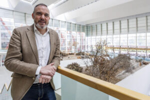 Rodrigo Alcalde, gerente del Museo de la Evolución Humana de Burgos, durante una entrevista con la Agencia EFE. El Museo de la Evolución Humana (MEH), la punta de lanza del proyecto científico-cultural en torno a los yacimientos de la sierra de Atapuerca (Burgos), aspira a estar a la vanguardia de la divulgación científica en evolución humana en español, reforzando su condición de contador de historias, pero sin perder de vista la imprescindible actualización cuando de ciencia se habla. EFE/ Santi Otero