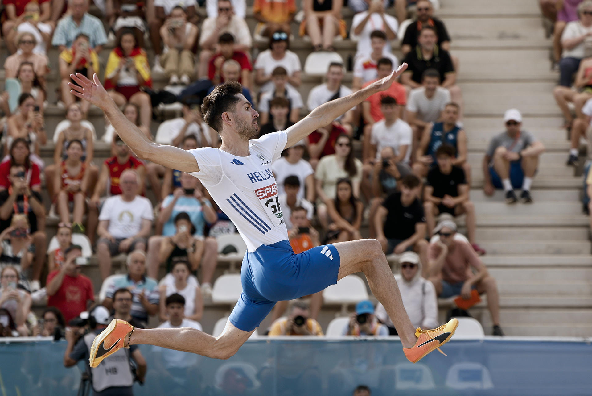El saltador griego Miltiadis Tentoglou durante su participación en el campeonato de Europa por equipos que se disputa en el estadio de Vallehermoso, en Madrid. EFE / Sergio Pérez.