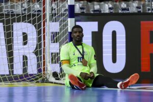 El jugador del Barcelona Dika Mem tras perder ante el Nantes francés en la final de consolación de la de la Liga de Campeones. EFE/Christopher Neundorf