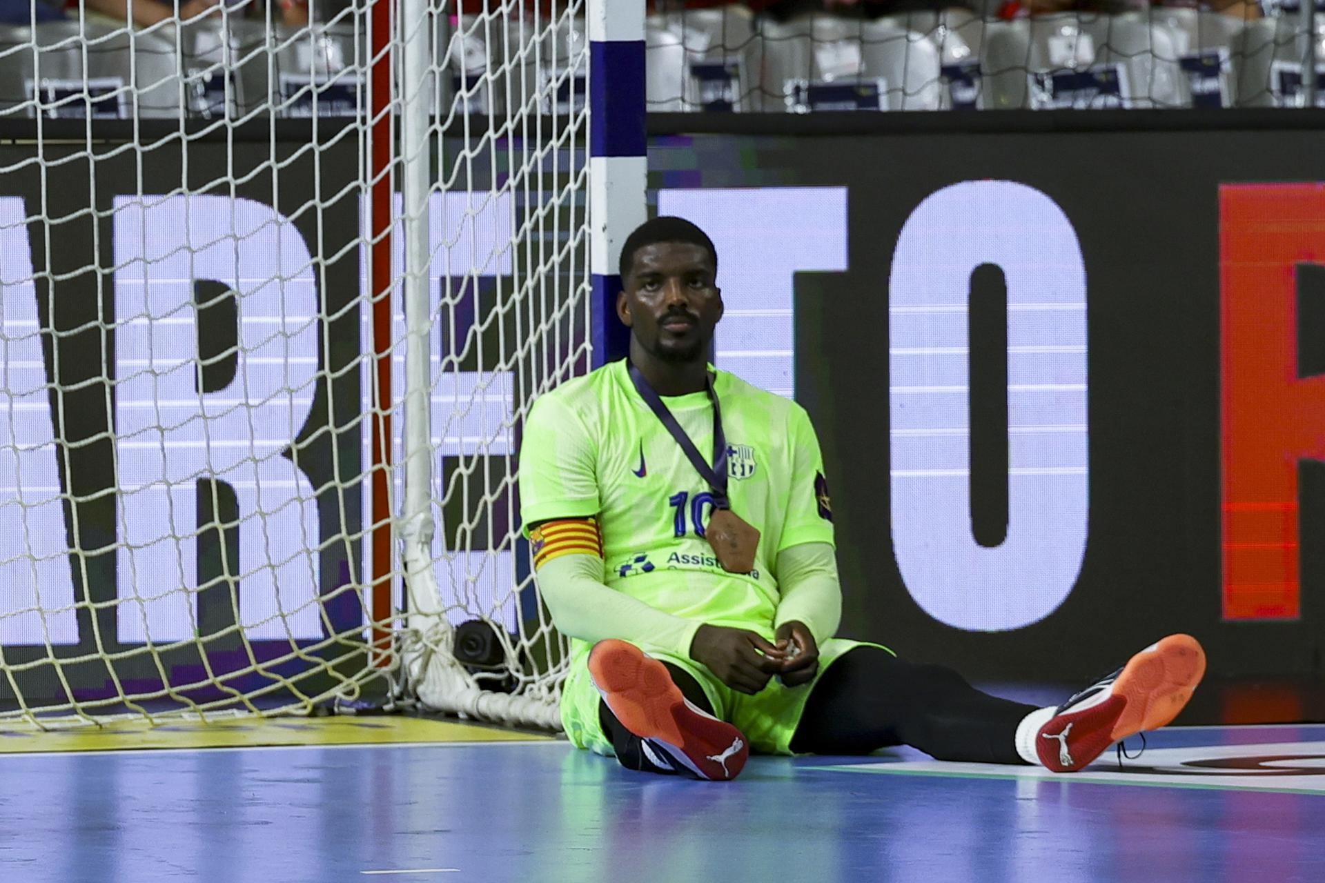 El jugador del Barcelona Dika Mem tras perder ante el Nantes francés en la final de consolación de la de la Liga de Campeones. EFE/Christopher Neundorf