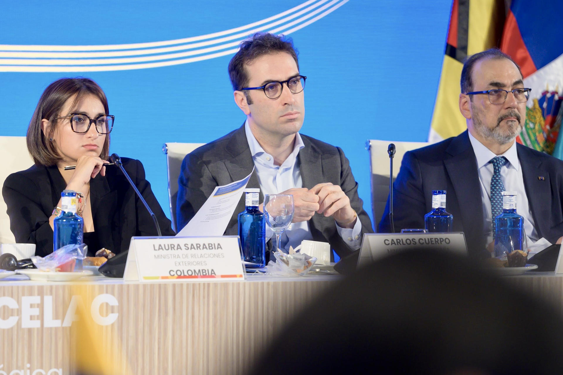 Fotografía cedida por la Cancillería de Colombia que muestra a la ministra de relaciones exteriores de Colombia, Laura Sarabia (i), participando en la cumbre CELAC-UE, este domingo en Sevilla (España). EFE/ Cancillería De Colombia