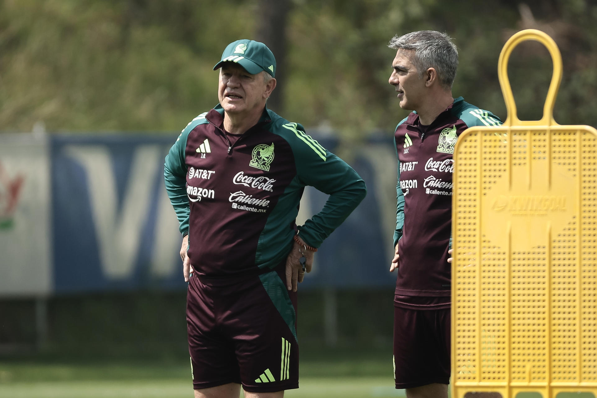 El entrenador de la selección mexicana de fútbol, Javier Aguirre (i), dirige un entrenamiento , en el Centro de Alto Rendimiento de la Federación Mexicana de Fútbol, en Ciudad de México (México). Fotografía de archivo. EFE/José Méndez