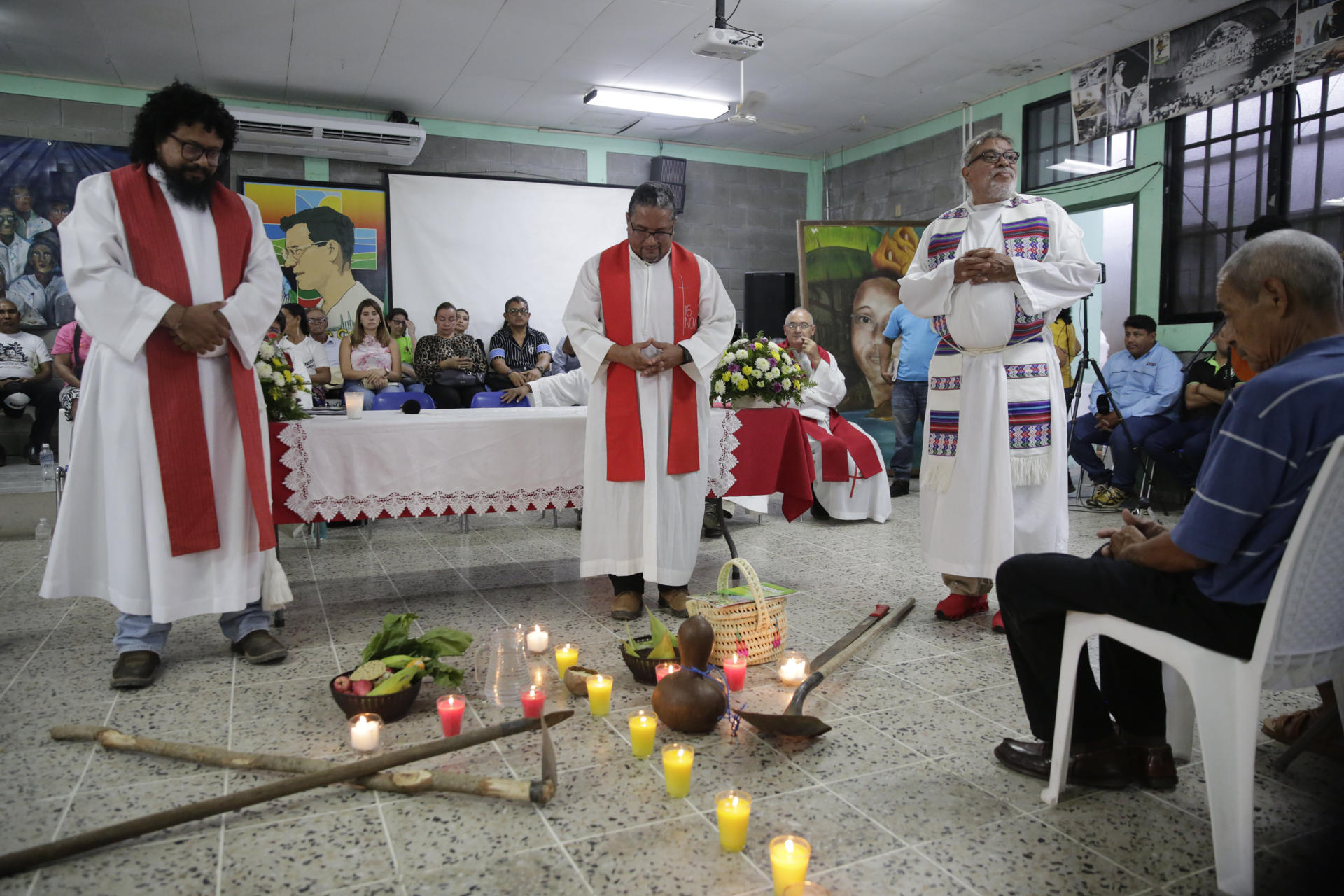 El sacerdote jesuita Gregorio Vásquez (c) oficia una eucaristía este 25 de junio de 2025, en El Progreso (Honduras). EFE/ Gustavo Amador