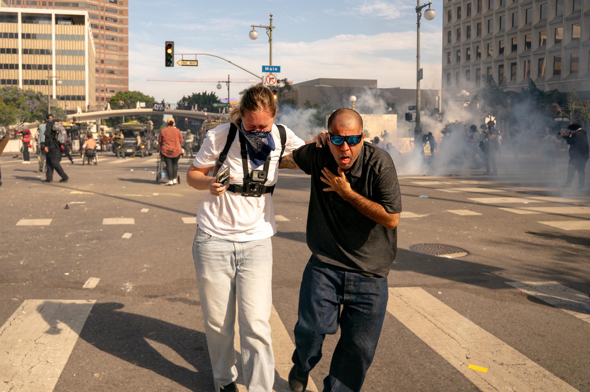 Manifestantes reaccionan a los efectos del gas lacrimógeno durante una protesta del 'Día Sin Reyes' en Los Ángeles, California, EE. UU. EFE/EPA/KYLE GRILLOT
//////////
Los Angeles (United States), 15/06/2025.- Demonstrators react to the effects of tear gas during a 'No Kings Day' protest in Los Angeles, California, USA, 14 June 2025. The No Kings protests are a series of demonstrations organized for 14 June, against Trump's policies and actions during his second presidency, coinciding with the US Army's 250th Anniversary Parade and US President Trump's 79th birthday. (Protestas) EFE/EPA/KYLE GRILLOT