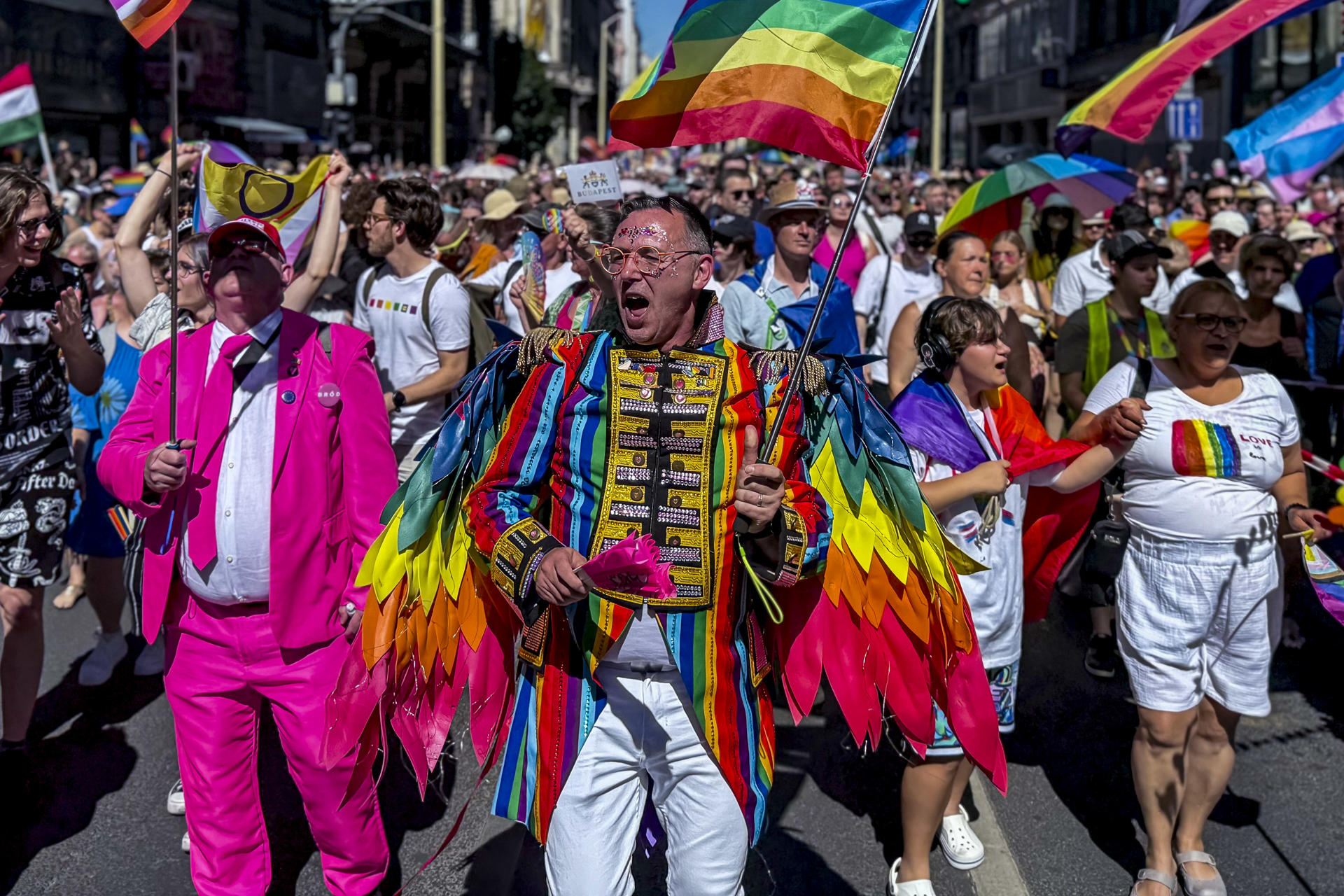 La marcha del Orgullo LGTBIQ+ se celebra este sábado en Budapest (Hungría) en medio de la controversia por haber sido prohibida por Gobierno del primer ministro Viktor Orbán y con el apoyo de numerosos políticos de centro izquierda europeos, incluyendo varios ministros españoles. EFE/Luis Lidón