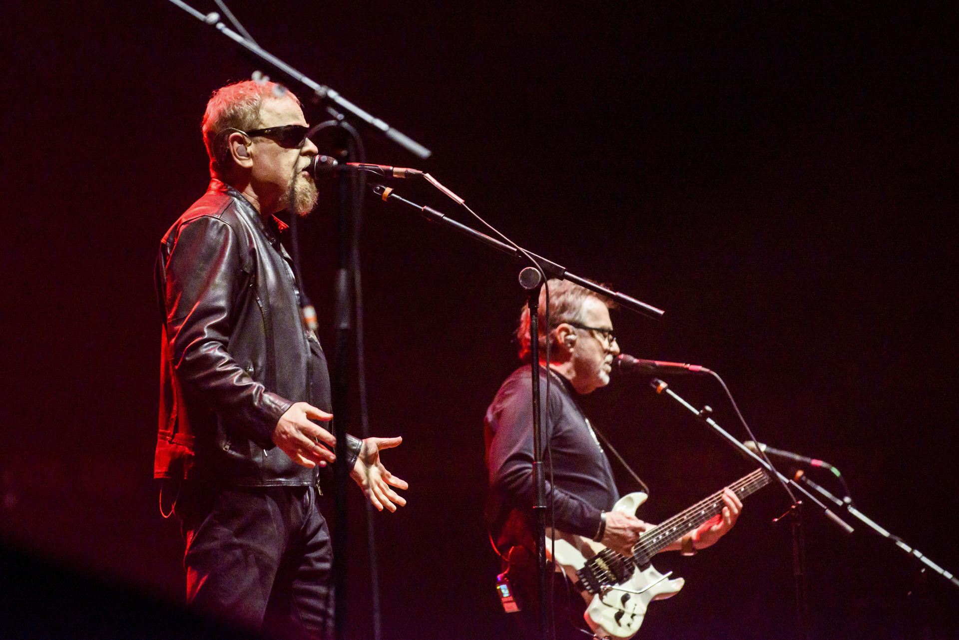 Los miembros de la banda neoyorkina 'Blue Öyster Cult', Eric Bloom (i) y 'Buck Dharma', durante la primera jornada del BBK Bilbao Music Legends Fest celebrada este viernes en Bilbao. EFE/Javier Zorrilla