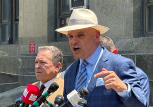 La defensa de Harvey Weinstein anunció que apelará el veredicto de culpabilidad que el productor de Hollywood recibió en su contra ayer por uno de los cargos de agresión sexual en primer grado, que pesaban sobre él en Nueva York. EFE/Guillermo Azábal