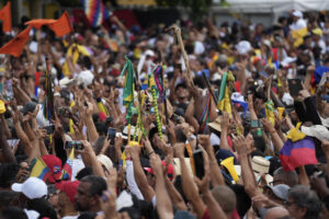 Simpatizantes del presidente de Colombia, Gustavo Petro, participan de una marcha en apoyo a la consulta popular este miércoles, en la plaza de San Francisco en Cali (Colombia). EFE/ Ernesto Guzman Jr