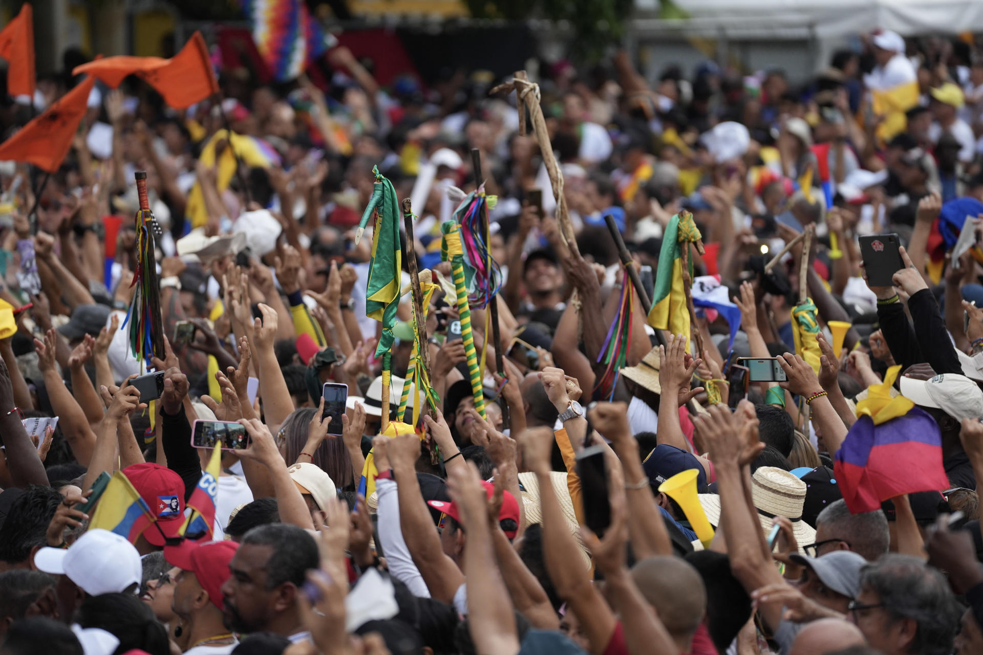 Simpatizantes del presidente de Colombia, Gustavo Petro, participan de una marcha en apoyo a la consulta popular este miércoles, en la plaza de San Francisco en Cali (Colombia). EFE/ Ernesto Guzman Jr