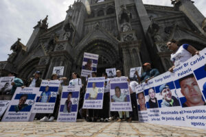 Nicaragüenses se manifiestan este domingo, en Coronado, al este de San José (Costa Rica). EFE/Jeffrey Arguedas