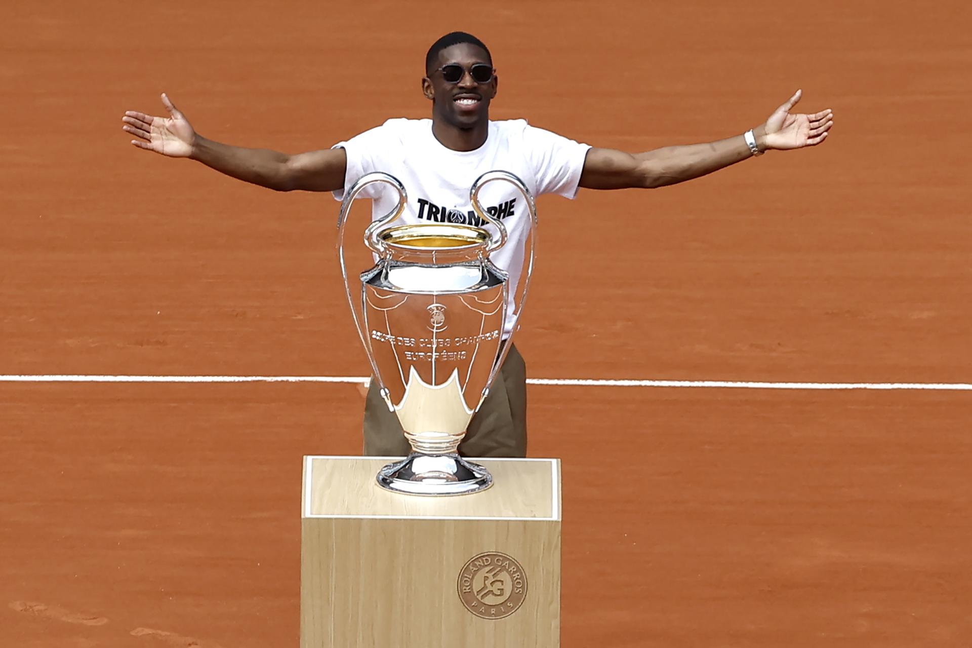 La 'Orejona' aterrizó en la Philippe-Chatrier en Roland Garros, de la mano del delantero Ousmane Dembélé. EFE/EPA/YOAN VALAT