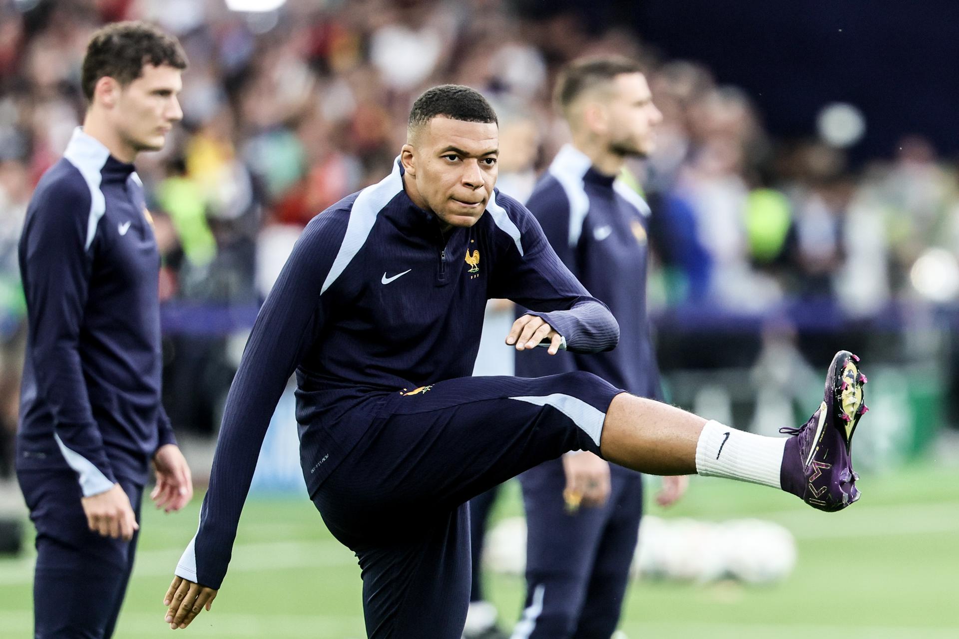 El francés Kylian Mbappe durante el calentamiento de la segunda semifinal de la UEFA Nations League en Stuttgart. EFE/EPA/RONALD WITTEK
