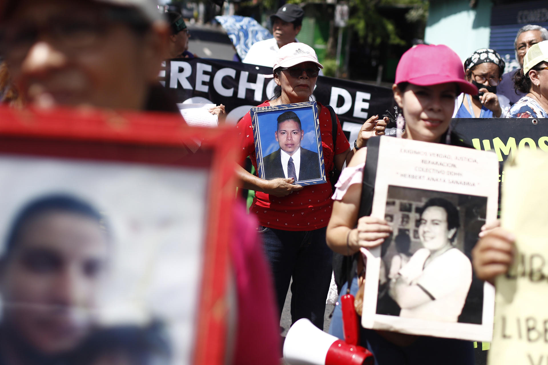 Una mujer sostiene una fotografía durante una manifestación este miércoles, en San Salvador (El Salvador). EFE/ Rodrigo Sura