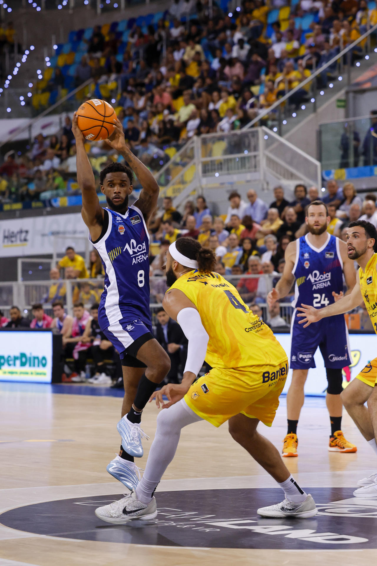 El jugador del Dreamland Gran Canaria George Conditt IV (d) y el jugador del Valencia Basket Jean Montero (i) durante el segundo partido de la eliminatoria de cuartos de final de la Liga Endesa disputado este miércoles en el Gran Canaria Arena, en Las Palmas de Gran Canaria. EFE/ Elvira Urquijo A.