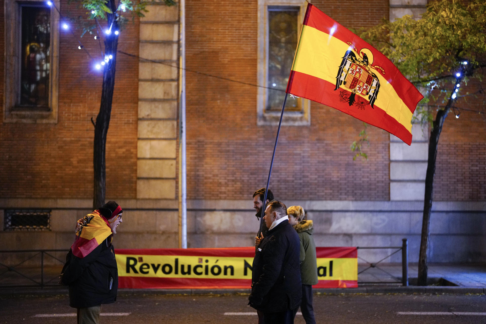 Imagen de archivo de asistentes a una concentración portando la bandera preconstitucional en Madrid. EFE/Borja Sánchez Trillo