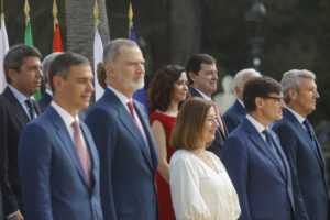 La presidenta de la Comunidad de Madrid, Isabel Díaz Ayuso (c, 2ª fila), y el presidente de la Junta de Castilla y León, Alfonso Fernández Mañueco (2d, 2ª fila), posan junto al resto de presidentes autonómicos, al presidente del Gobierno, Pedro Sánchez (i, delante), el rey Felipe VI, y la presidenta del Congreso de los Diputados, Francina Armengol (3i, delante), para la foto de familia junto a los presidentes autonómicos a su llegada a la XXVIII Conferencia de Presidentes que se celebra este viernes en el Palau de Pedralbes en Barcelona. EFE/ Quique García