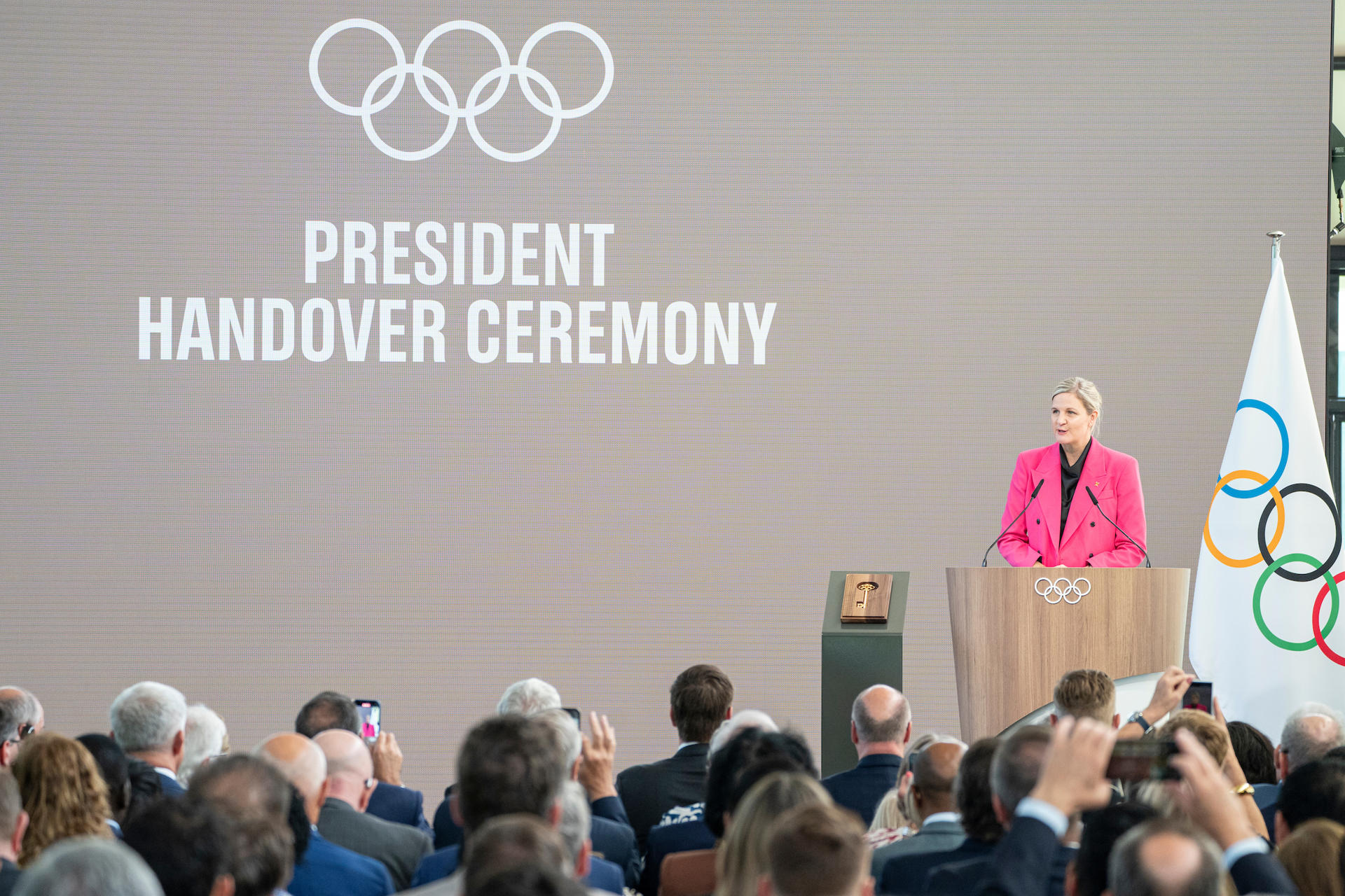 La zimbabuense Kirsty Coventry se convirtió este lunes en la décima presidenta del Comité Olímpico Internacional (COI), primera mujer que ostenta el cargo, tras la ceremonia de traspaso de poderes con su predecesor, el alemán Thomas Bach, en la sede del organismo en Lausana (Suiza). EFE/ IOC/Greg Martin // SOLO USO EDITORIAL/SOLO DISPONIBLE PARA ILUSTRAR LA NOTICIA QUE ACOMPAÑA (CRÉDITO OBLIGATORIO)