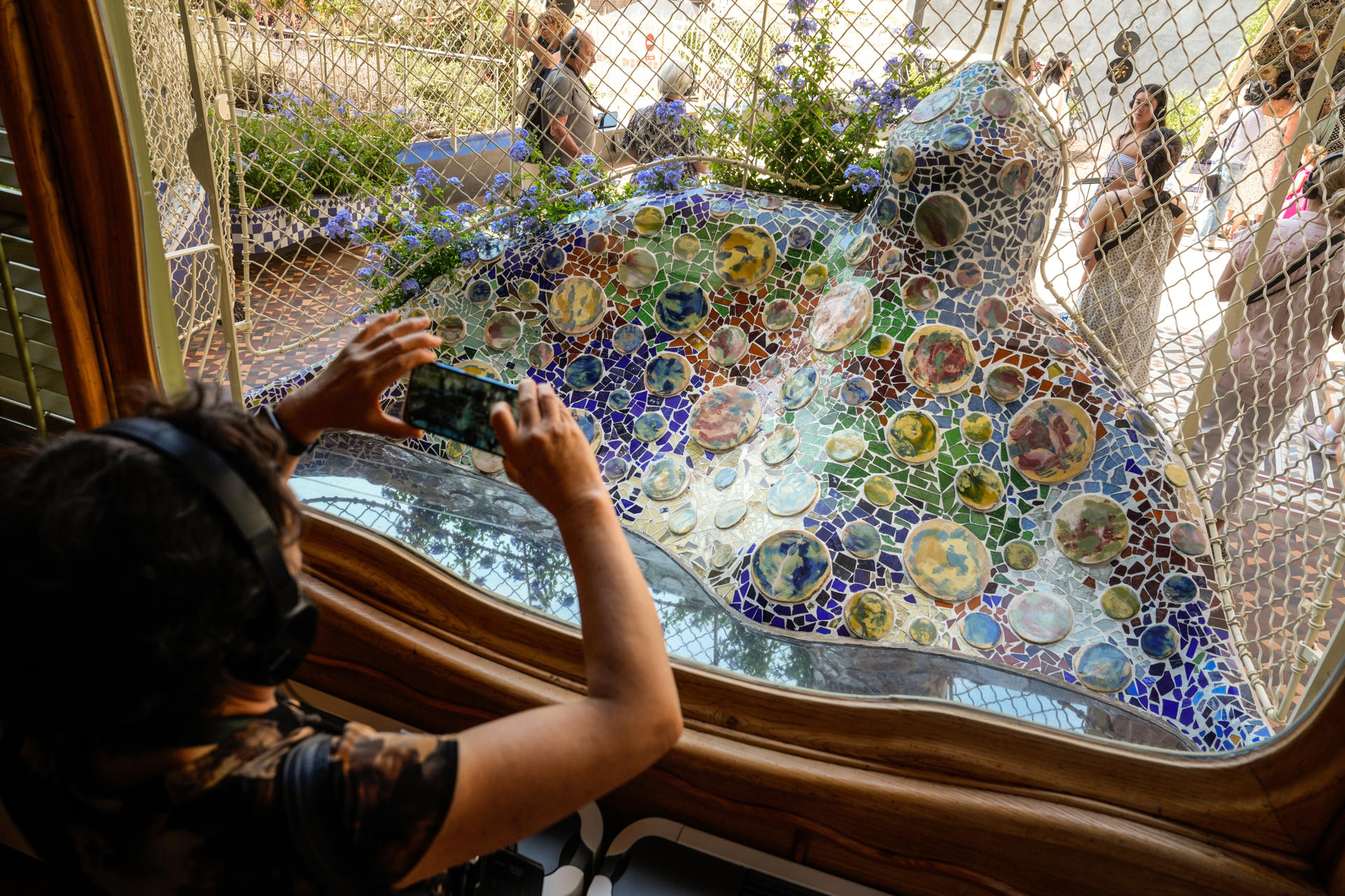 La emblemática Casa Batlló de Antoni Gaudí ha recuperado el aspecto original de su patio privado y de la fachada posterior tras una exhaustiva investigación y un minucioso proceso de rehabilitación en el que han participado arquitectos, historiadores y artesanos de la forja, el vidrio, la madera o la cerámica. EFE/Enric Fontcuberta
