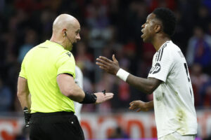 El delantero brasileño del Real Madrid Vinicius Jr. discute con el árbitro polaco Szymon Marciniak (i) en foto de archivo de Juanjo Martín. EFe