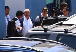 Foto de archivo del expresidente peruano Pedro Pablo Kuczynski (c) tras su detención en Lima (Perú). EFE/Geraldo Caso