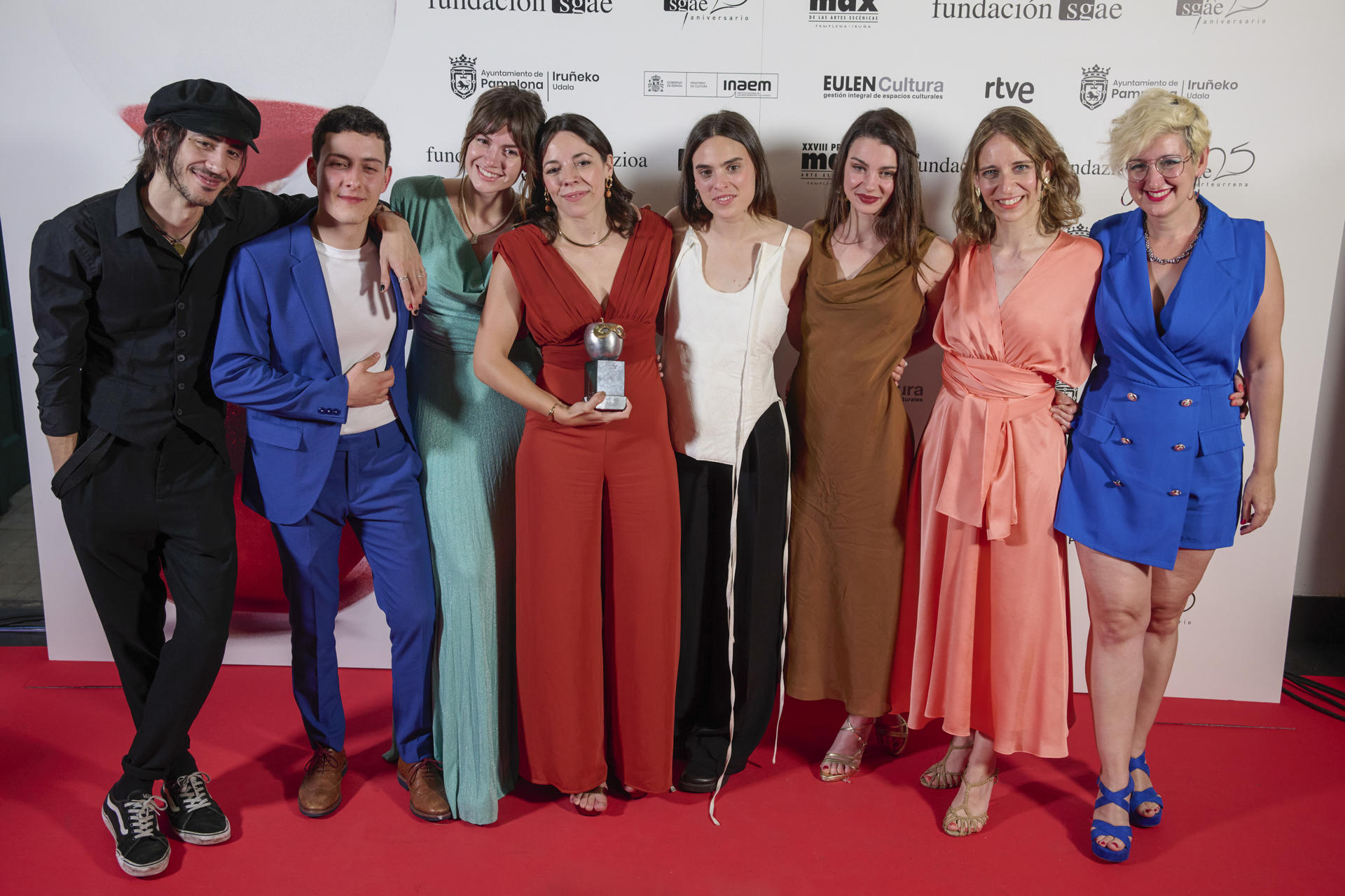 El equipo de la obra 'Contra Ana' posa con el premio a Mejor Espectáculo Revelación, durante la 28ª edición de los Premios Max de las Artes Escénicas, el reconocimiento más prestigioso dedicado a los profesionales del teatro y la danza en España, este lunes en el teatro Gayarre de Pamplona. EFE/Iñaki Porto

