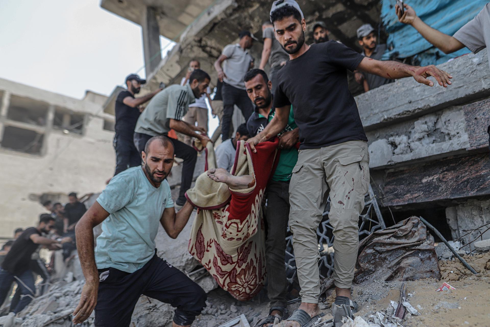 Palestinos desplazados recuperan un cuerpo de entre los escombros de un edificio destruido tras un ataque aéreo israelí en el barrio de Al Remal en la ciudad de Gaza, en el norte de la Franja de Gaza, el 03 de junio de 2025. 
EFE/EPA/MOHAMMED SABER