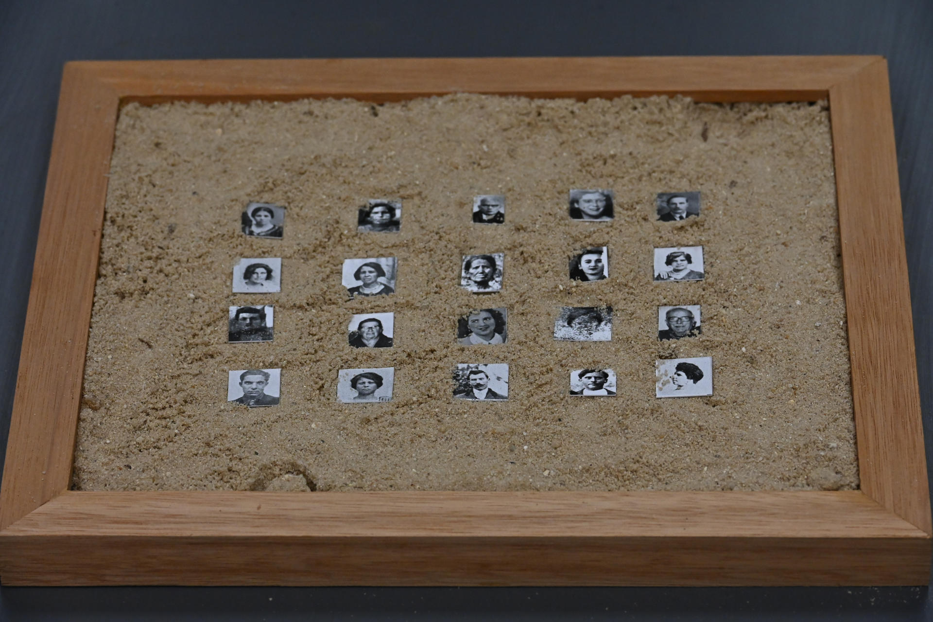 Fotografía del 27 de mayo de 2025 de la muestra fotográfica 'Desembarco' en el Museo de las Migraciones (MuMi), en Montevideo (Uruguay). EFE/ Federico Gutiérrez