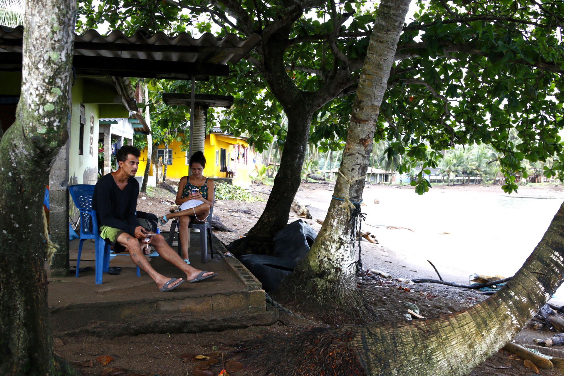 Fotografía del 23 de junio de 2025 de el venezolano Jesús Alfredo Aristigueta, de 32 años, descansando junto a su esposa, en el pueblo pesquero de Miramar, en el Caribe panameño (Panamá). EFE/ Moncho Torres