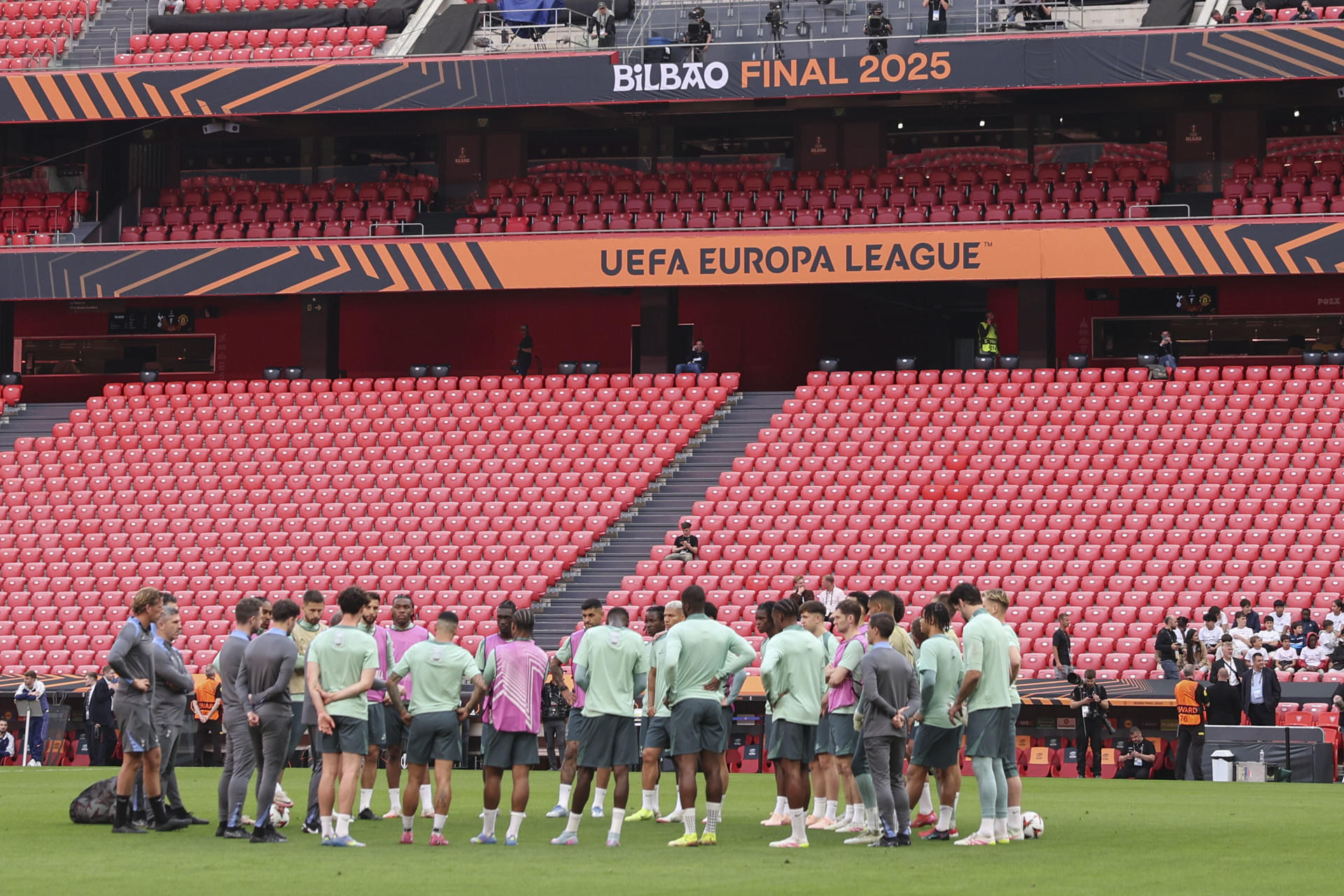 Fotografía de Luis Tejido que muestra en una imagen de archivo del 20 de mayo de 2025 a Ange Postecoglou, entrenador del Tottenham Hotspurs inglés. Su actual club hizo oficial este viernes que no seguirá al frente del equipo pese al título de Liga Europa cosechado este año. EFE