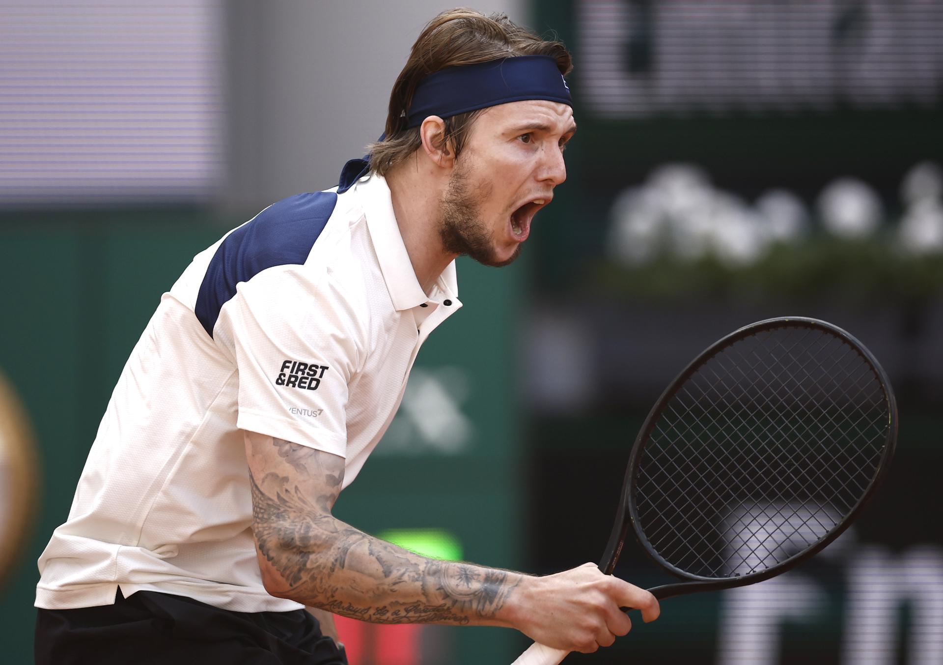 El kazajo Alexander Bublik, en su partido democtavos de Roland Garros,ante la promesa británica Jack Drape. EFE/EPA/YOAN VALAT