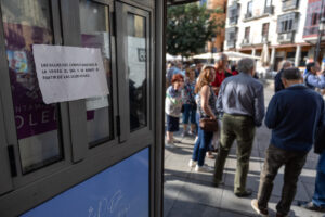 Vecinos de Toledo hacen cola desde esta madrugada para conseguir una de las sillas en la procesión del Corpus ChristI. EFE/Ismael Herrero