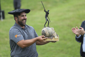 .-El jugador de golf Mario Galiano, celebra la victoria al ganar el play off, a Pedro Oriol en el IV Bizkaia PGAe Open, celebrado en el campo público de Meaztegi, en Bizkaia. EFE/Luis Tejido