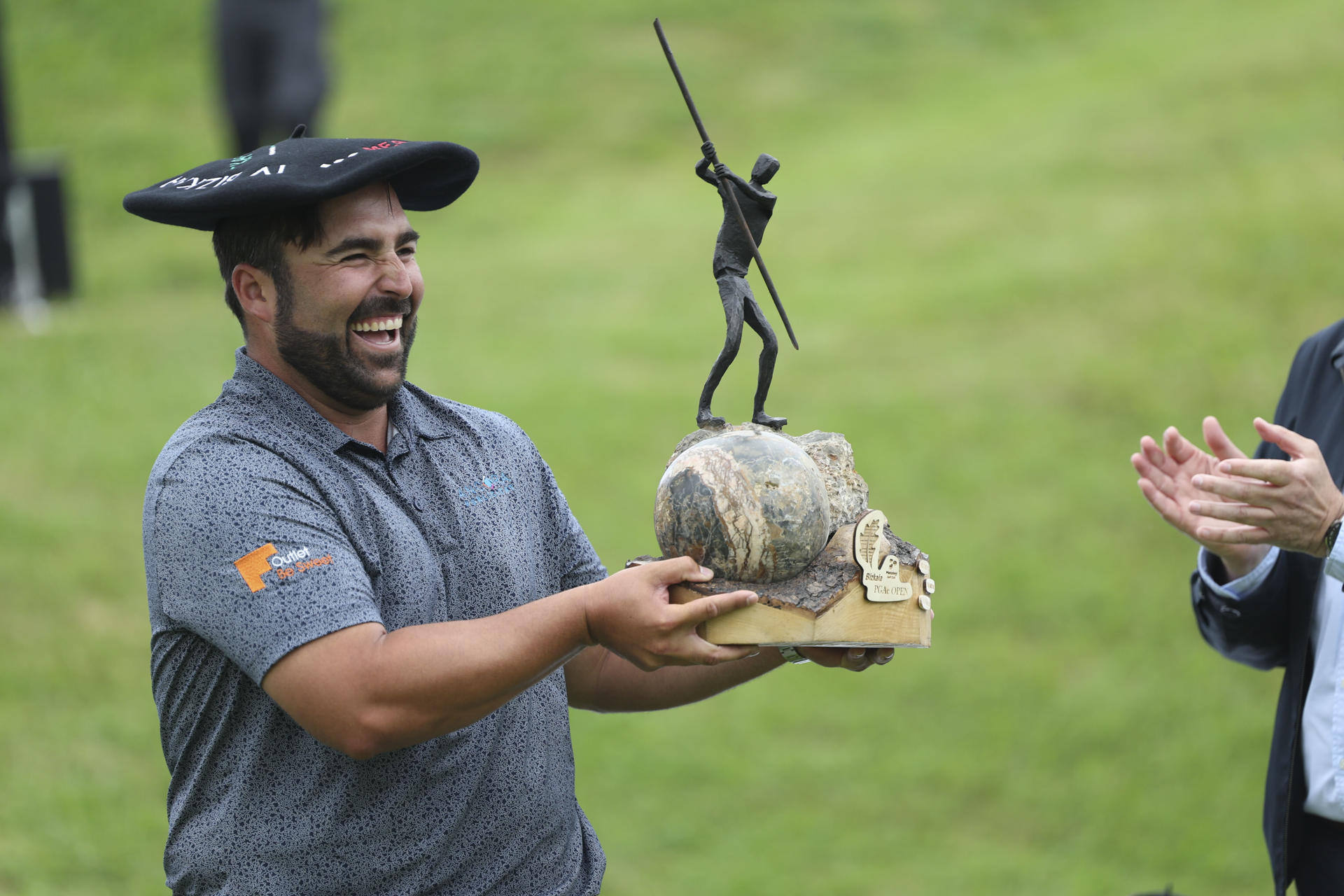 .-El jugador de golf Mario Galiano, celebra la victoria al ganar el play off, a Pedro Oriol en el IV Bizkaia PGAe Open, celebrado en el campo público de Meaztegi, en Bizkaia. EFE/Luis Tejido
