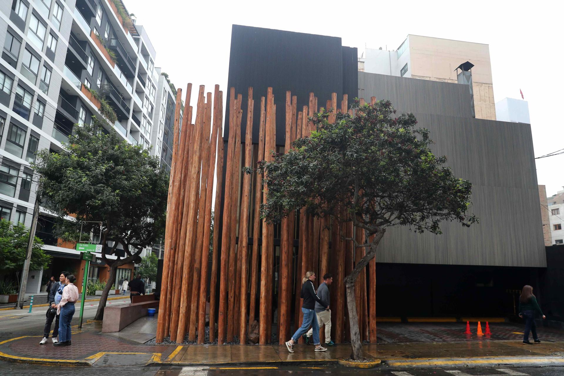 Fotografía que muestra la fachada del restaurante Maido este viernes, en Lima (Perú). EFE/ Paolo Aguilar
