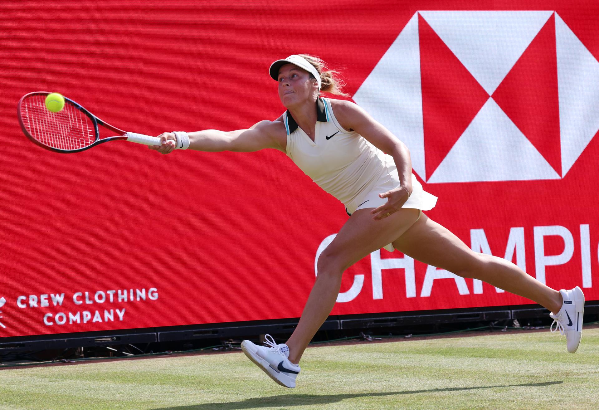 La alemana Tatjana Maria en acción en los cuartos de final del torneo de Queen's ante la kazaja Elena Rybakina. EFE/EPA/ANDY RAIN