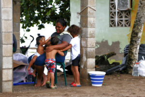 Fotografía del 23 de junio de 2025 de la venezolana Marielbis Eloina Campos, de 33 años, jugando con sus hijos, en el pueblo pesquero de Miramar en el Caribe panameño (Panamá). EFE/ Moncho Torres