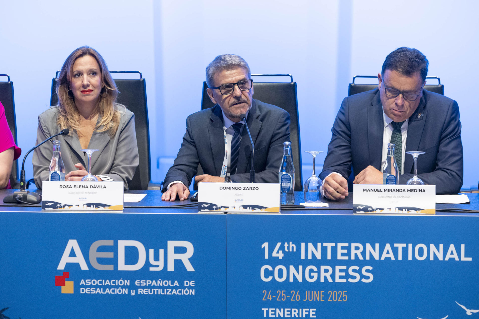 La presidenta del Cabildo, Rosa Dávila (i), el secretario de estado para la Transición Ecológica, Hugo Moran,(c), y la secretaria de Estado de Agricultura y Alimentación, Begoña Garcia Bernal, han inaugurado en Tenerife el decimocuarto congreso nacional de la Asociación Española de Desalación y Reutilización de aguas (AEDyR), que conmemora el 60 aniversario de la instalación en Lanzarote la primera desaladora de España. EFE/Miguel Barreto