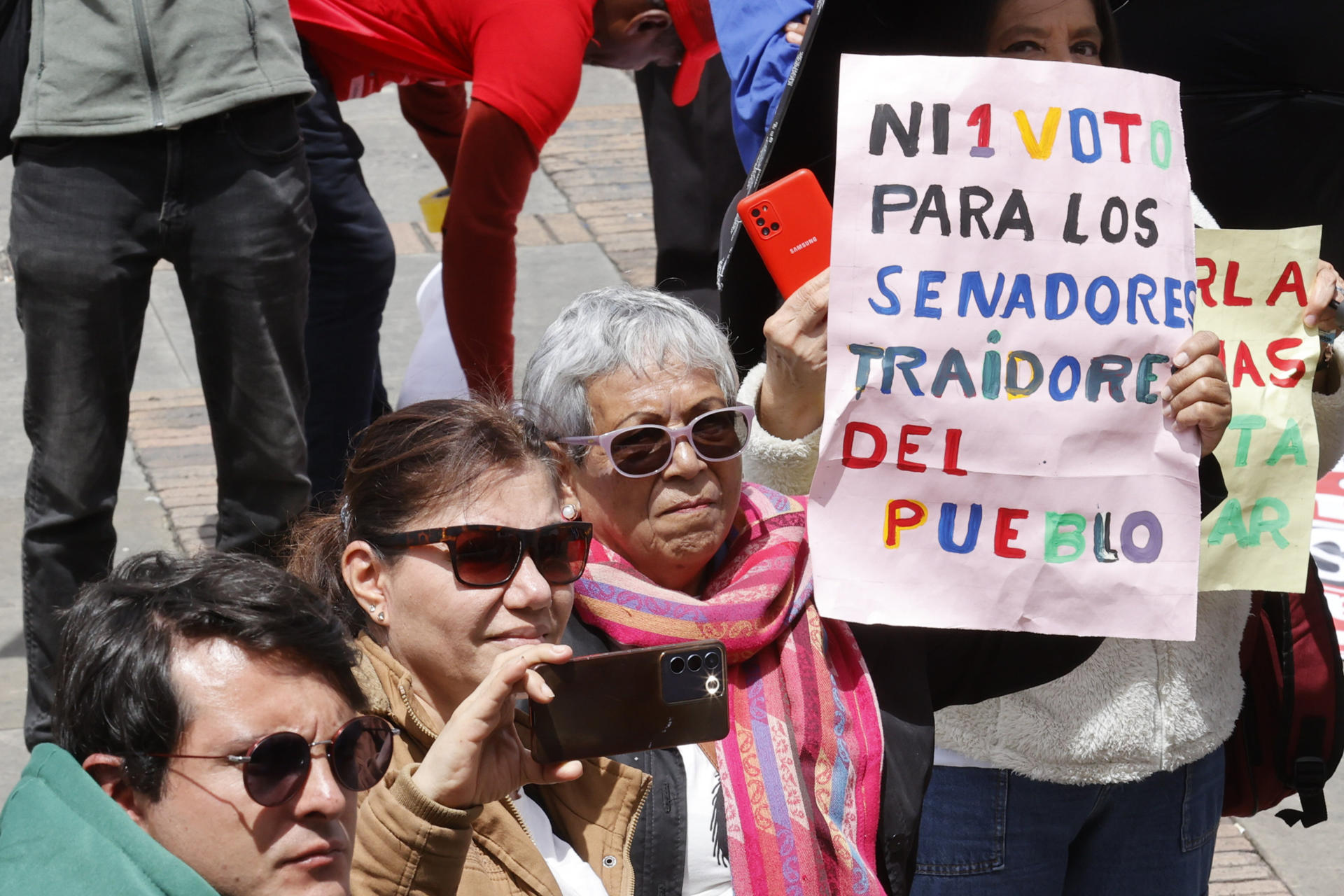Personas sostienen carteles durante una manifestación convocada por centrales obreras para apoyar la reforma laboral y pedir al Senado que apruebe el texto original, este lunes, en Plaza de Bolívar en Bogotá (Colombia). EFE/ Mauricio Dueñas Castañeda