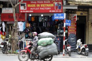 Fotografía de archivo, tomada el 03/04/2025, que muestra a un hombre delante de una tienda en Hanói, Vietnam. EFE/EPA/LUONG THAI LINH