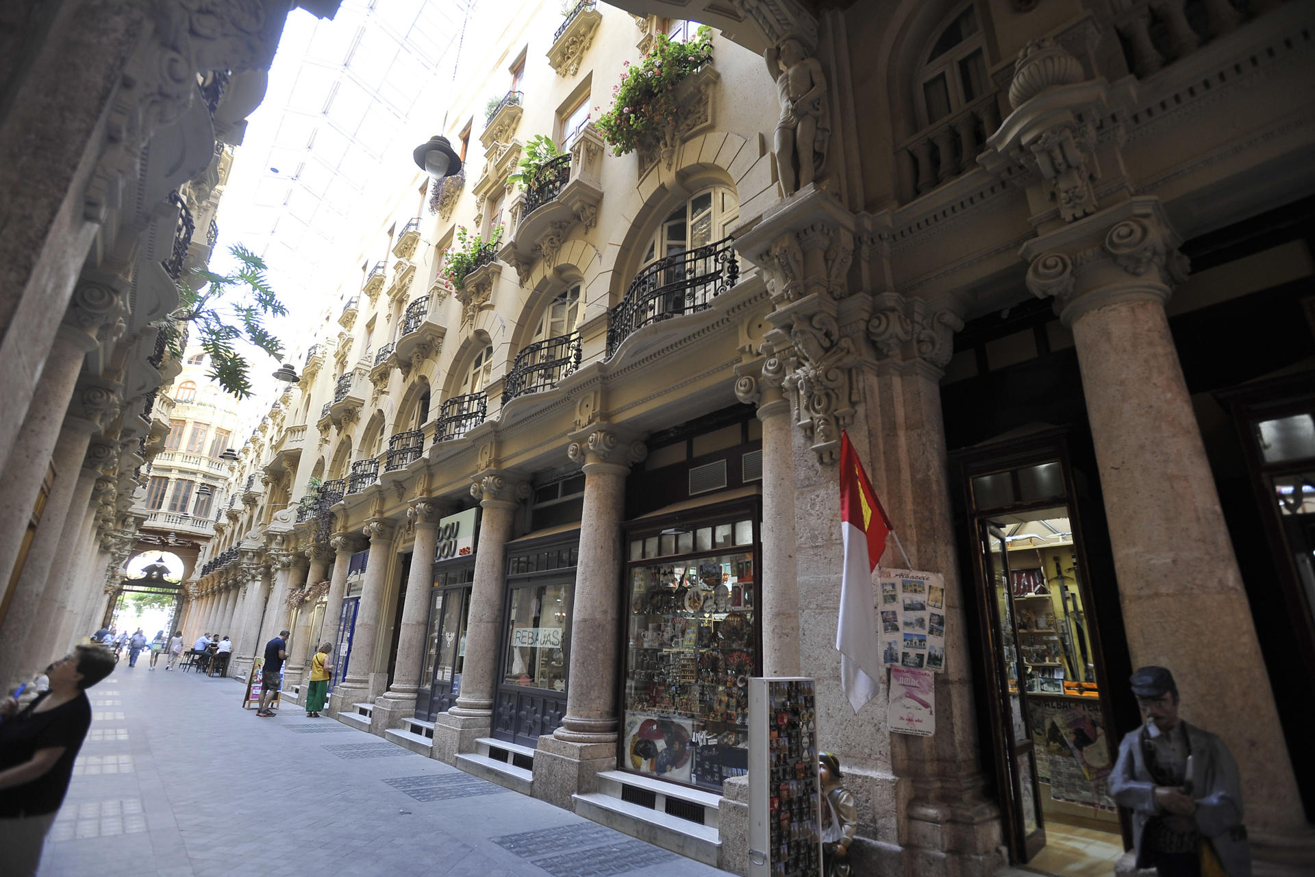 Este mes de julio se cumple un siglo de la presentación en el Ayuntamiento de Albacete del proyecto para construir un edificio en el centro de la capital, con viviendas y un pasaje destinado a comercios: el Pasaje Lodares no solo es una de las calles más bonitas de España sino un emblema de la ciudad, catalogado como Bien de Interés Cultural (BIC) en la categoría de monumento desde hace treinta años. EFE/Manu