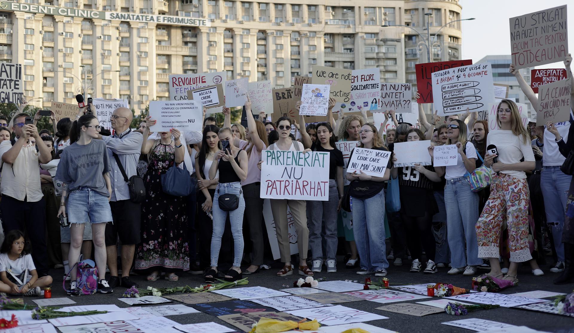 Decenas de activistas con pancartas fueron captados este jueves, 18 de junio, durante una protesta por el asesinato de una joven embarazada, en Bucarest (Rumanía). EFE/Robert Ghement