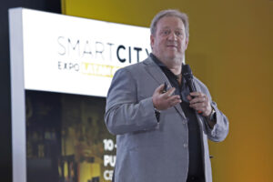 El fundador de StartUp México, Marcus Dantus, habla durante una conferencia del Smart City Expo Latam Congress este miércoles, en el Centro Expositor de Puebla (México). EFE/ Hilda Ríos