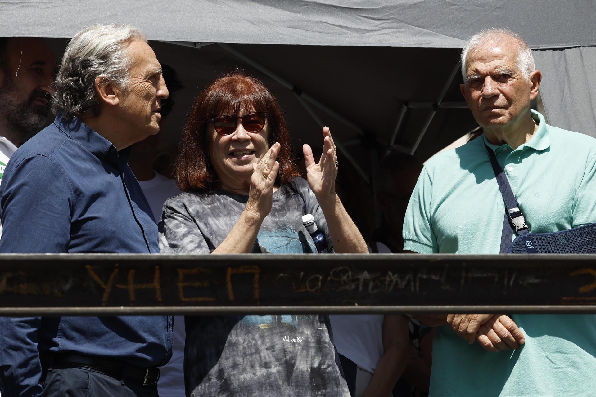El ex Alto Representante de la UE Josep Borrell (d), Diego López Garrido (i) y la presidenta del PSOE, Cristina Narbona (c), asisten a la protesta convocada por la plataforma Parar la Guerra con el objetivo de parar el "genocidio" israelí en Gaza y exigir un alto el fuego permanente, una convocatoria a la que se han sumado, entre otros, la escritora Elvira Lindo, el poeta Benjamín Prado o el director de cine Rodrigo Sorogoyen. EFE/ Chema Moya