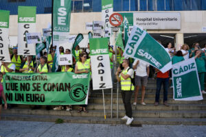 Imagen de ayer jueves de los trabajadores del metal manifestándose junto a los sanitarios en la puerta del Hospital Universitario Puerta del Mar en Cádiz. EFE/Román Ríos.
