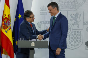 Fotografía de archivo del presidente del Gobierno español, Pedro Sánchez (d) y el presidente de Colombia, Gustavo Petro (i). EFE/ J.J.Guillen