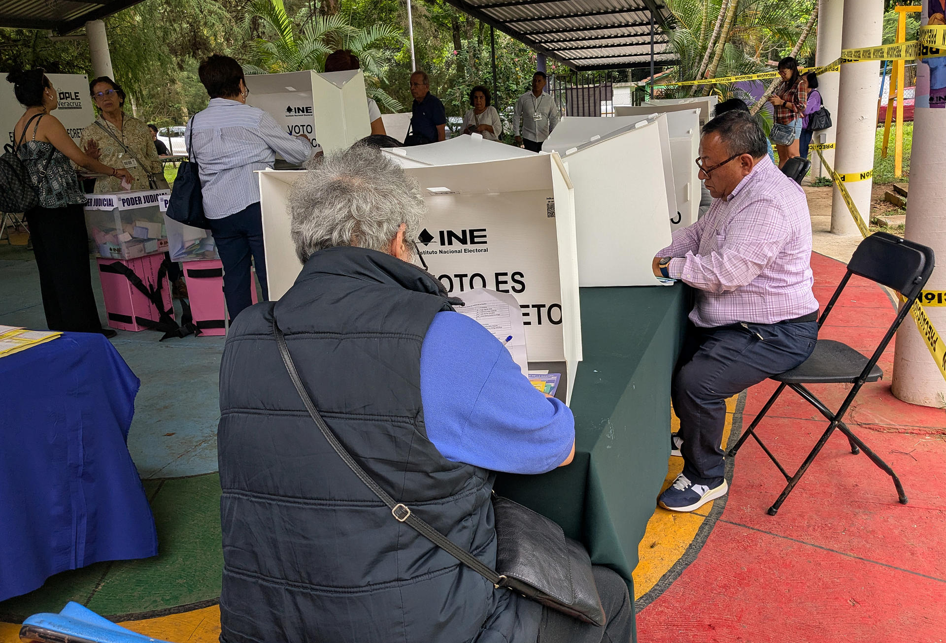 Personas votan en las elecciones judiciales y locales este domingo, en Veracruz (México).EFE/ Miguel Victoria
