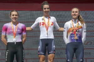 Las ciclistas Mireia Benito Pellicer (c), medalla de oro, Usoa Ostolaza (i), medalla de bronce, y Paula Blasirueba (d), medalla de plata, este viernes tras la contrarreloj Elite femenina de la edición 2025, en la primera jornada de los Campeonatos de España de Ciclismo que se disputan hasta el domingo en Granada y su provincia. EFE/Pepe Torres.