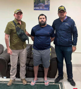 Fotografía cedida del ministro de Defensa Nacional de Ecuador, Gian Carlo Loffredo (i), y el ministro del Interior de Ecuador, John Reimberg (d), posando junto al narcotraficante José Adolfo Macías Villamar 'Fito', principal líder de Los Choneros. EFE/ Fuerzas Armasdas de Ecuador