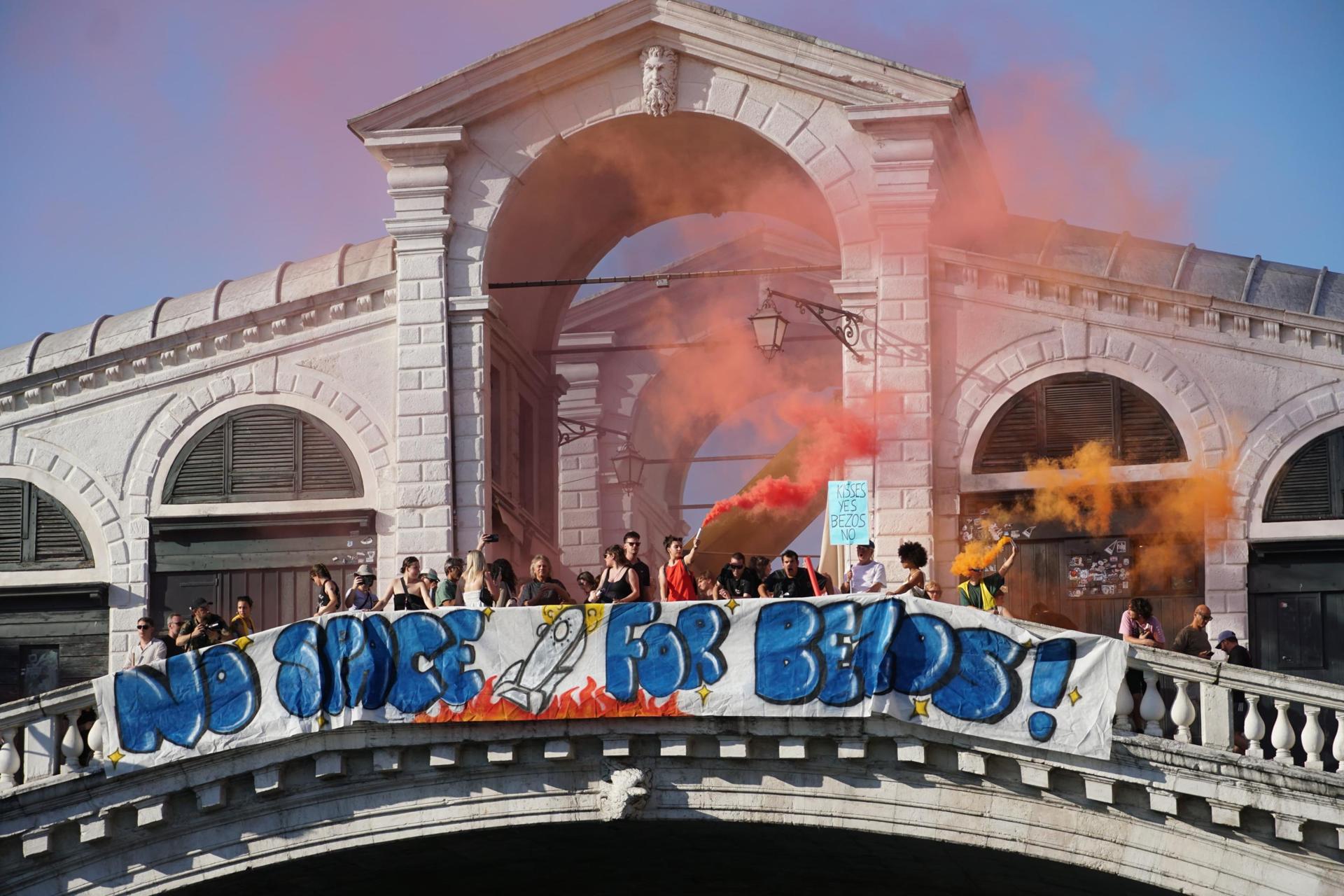Imagen de las protestas por la boda de Jeff Bezos y Lauren Sanchez en Venecia, el 28 de junio de 2025. EFE/EPA/ANDREA MEROLA
